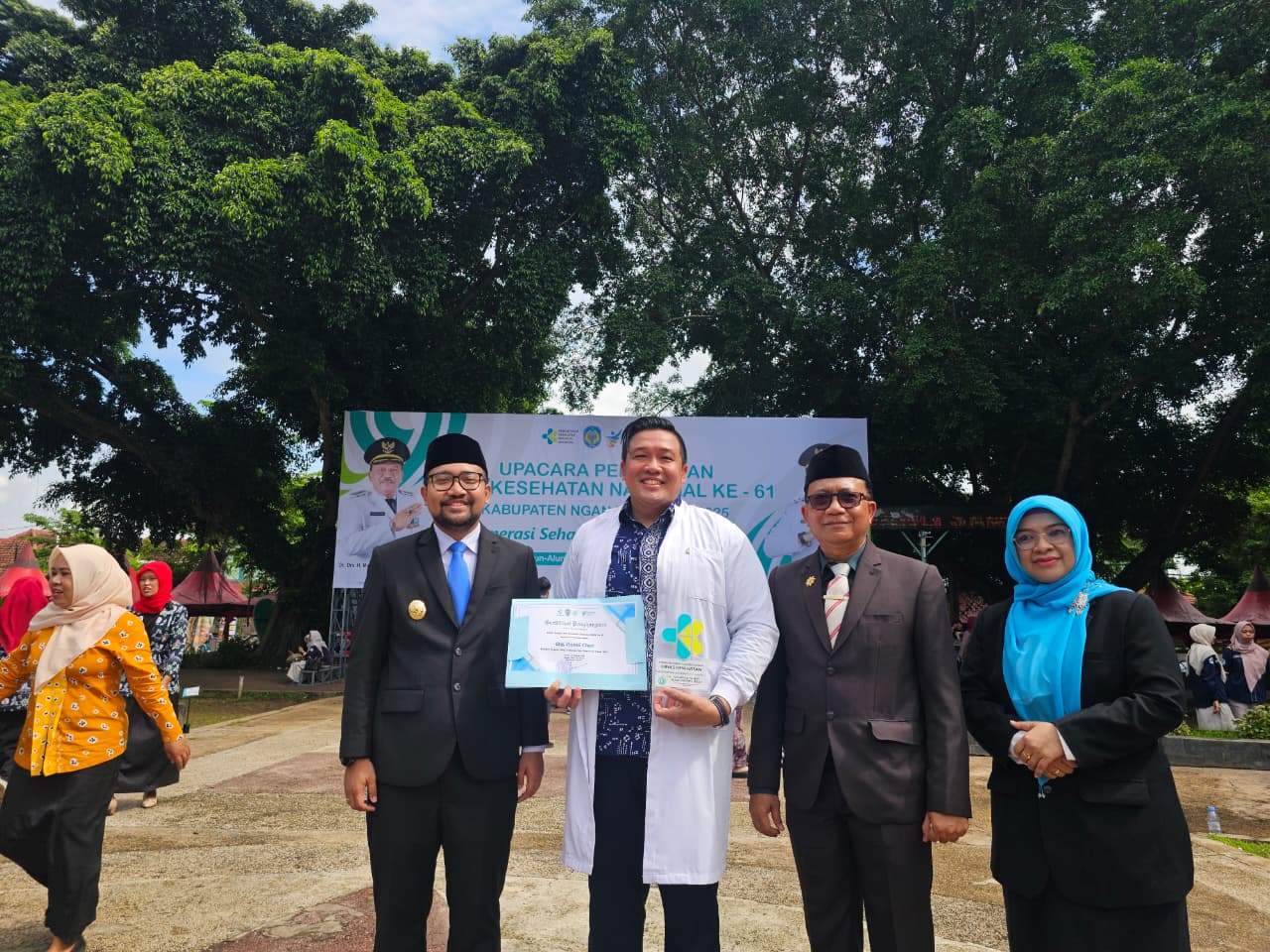 drg Ronny INK menerima penghargaan dari Pemerintah Kabupaten (Pemkab) Nganjuk 2025