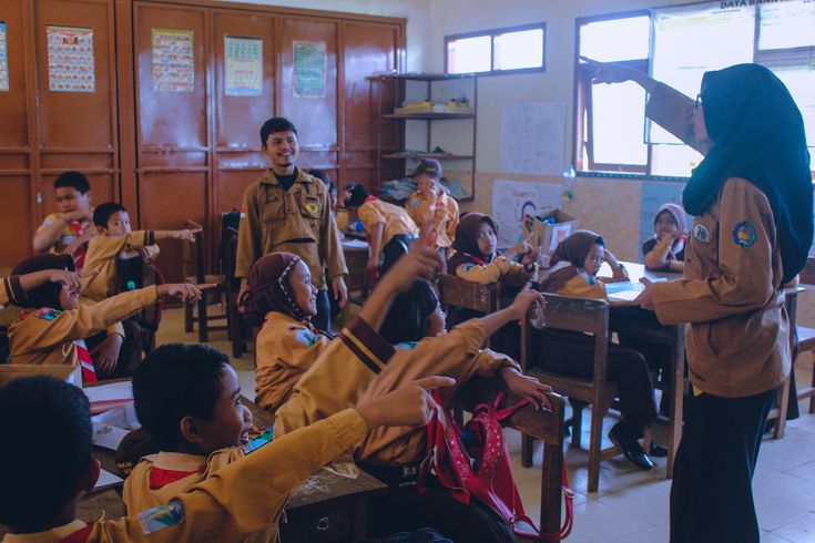 Guru mengajar murid di kelas