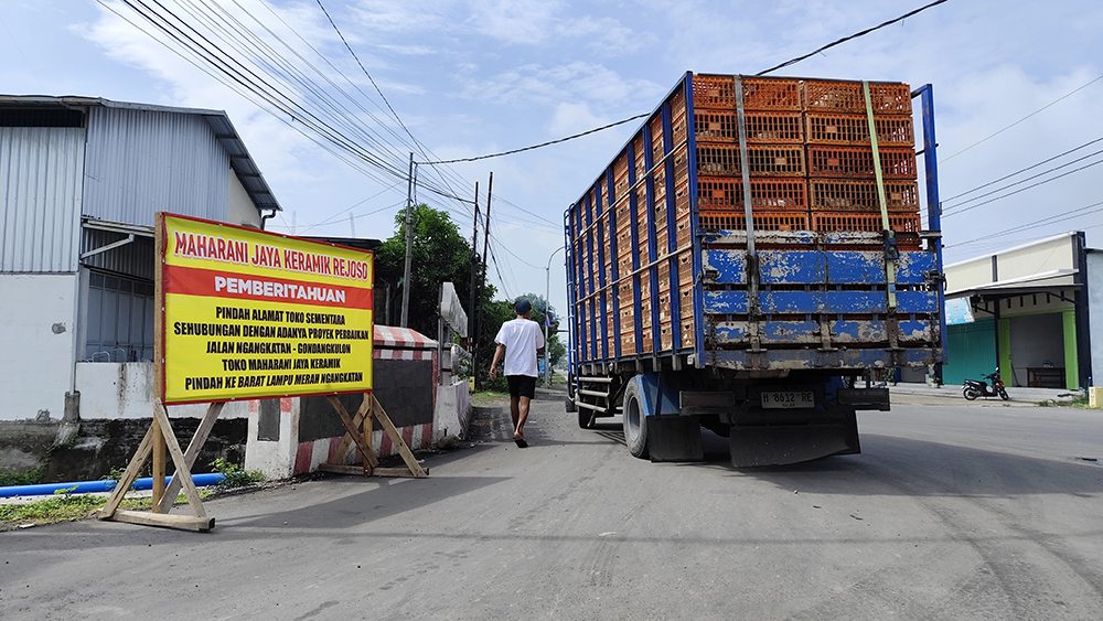 Penutupan total Jalan Raya Ngangkatan&ndash;Gondang sejak  membuat pengguna jalan, khususnya dari arah Rejoso menuju Gondang harus rela memutar sejauh 4 kilometer.