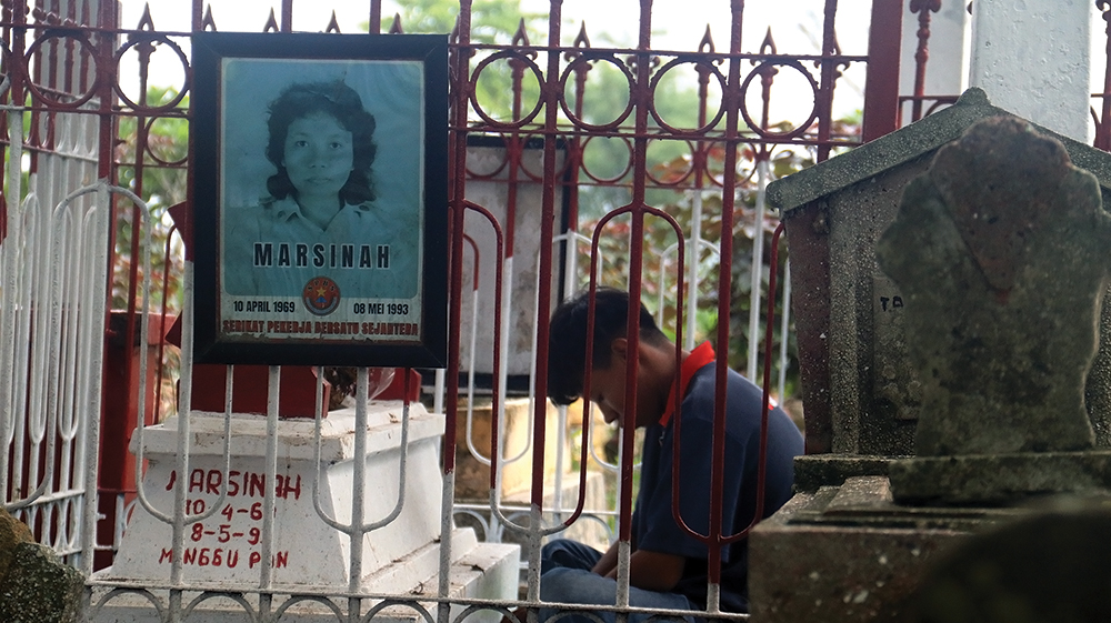 PAHLAWAN NASIONAL: Peziarah berdoa di makam Marsinah. Keluarga enggan makam dipindah ke TMP.