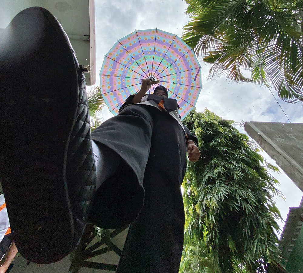 SEDIA PAYUNG SEBELUM HUJAN: Pelajar memakai payung saat hujan mulai turun. Hujan membuat pedagang kebingungan.