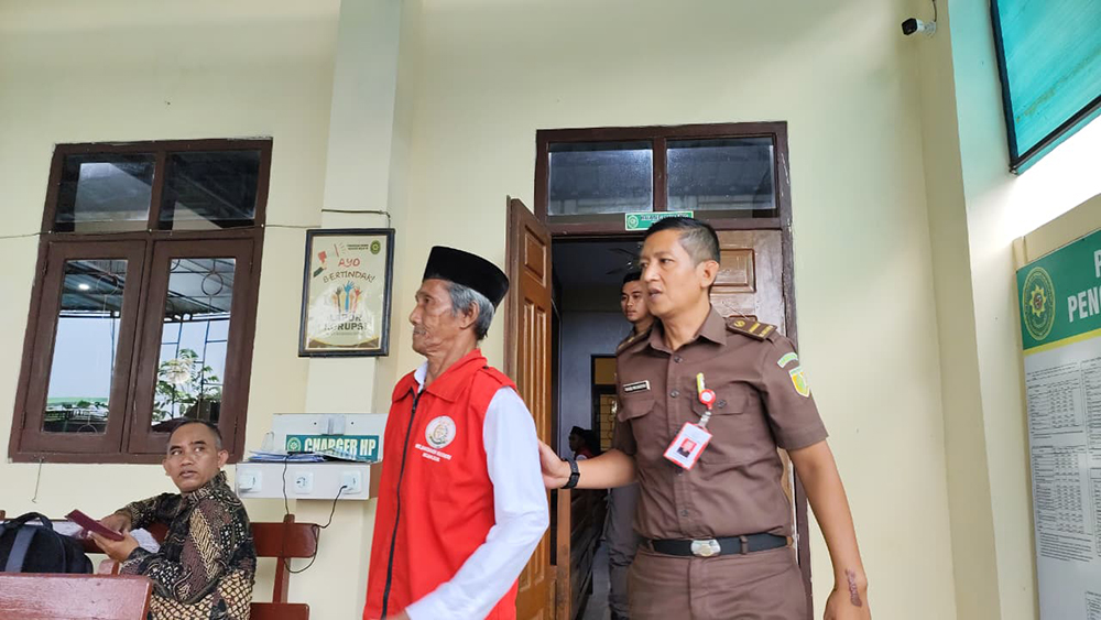 Pasrah Menjalani Sidang di Usia Senja