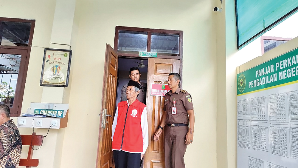 PEMBUNUH GELANDANGAN: Atmorejo keluar ruang sidang Pengadilan Negeri Nganjuk kemarin. Saksi dari Polres Nganjuk menjelaskan cara menangkap pembunuh Sucipto.