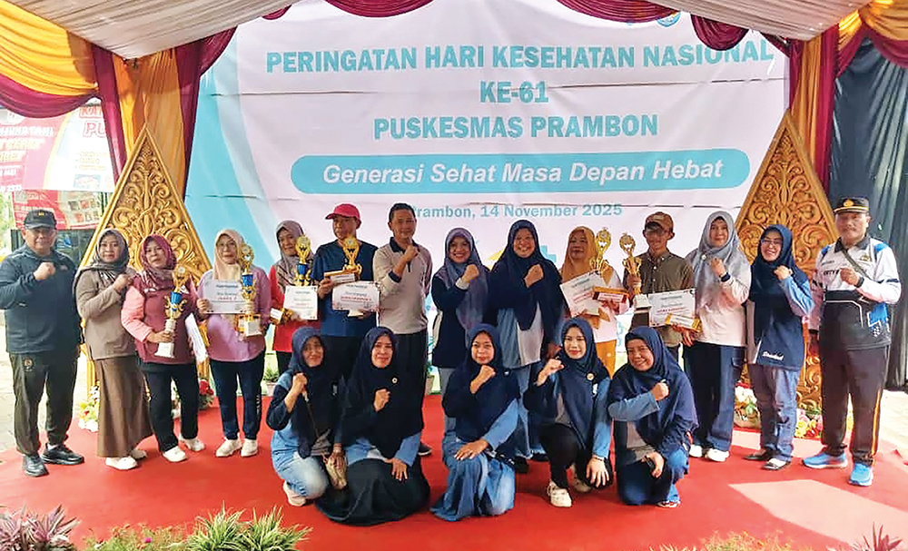 PERINGATI HKN: Kepala Puskesmas Prambon Mamik Endang Ekawati dan Kepala Dinkes dr Tien Farida Yani foto bersama.