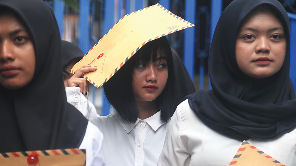 BINGUNG CARI KERJA: Calon tenaga kerja Kabupaten Nganjuk membawa surat  lamaran kerja.