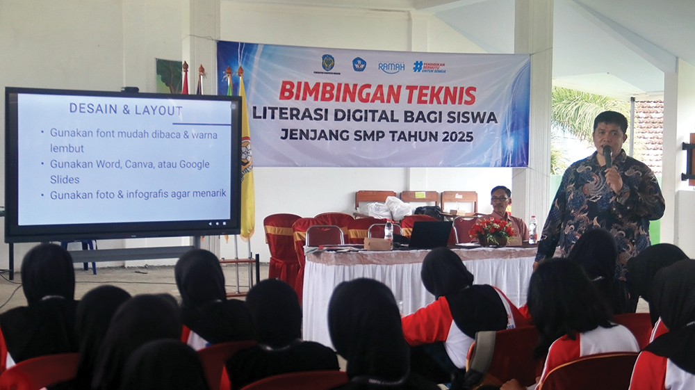 BIMTEK LITERASI: Heri Muda Setiawan, Redaktur Senior JP Radar Kediri menjelaskan tentang buletin sekolah.