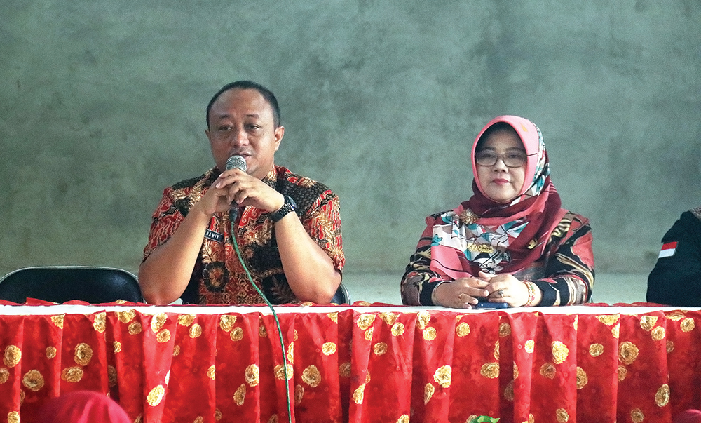 CEGAH NARKOBA: Kabid SMP Disdik Nganjuk Munawir dan Kepala SMPN 1 Berbek Iik Yariani saat membuka sosialisasi bahaya penyalahgunaan narkoba.