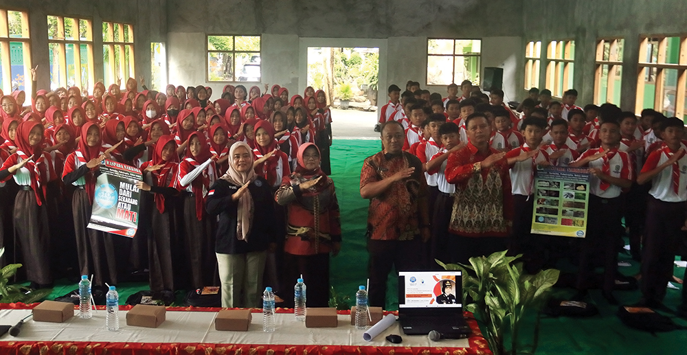 NGANJUK MELESAT: Kabid SMP Disdik Nganjuk Munawir dan Kepala SMPN 1 Berbek Iik Yariani bersama peserta sosialisasi.