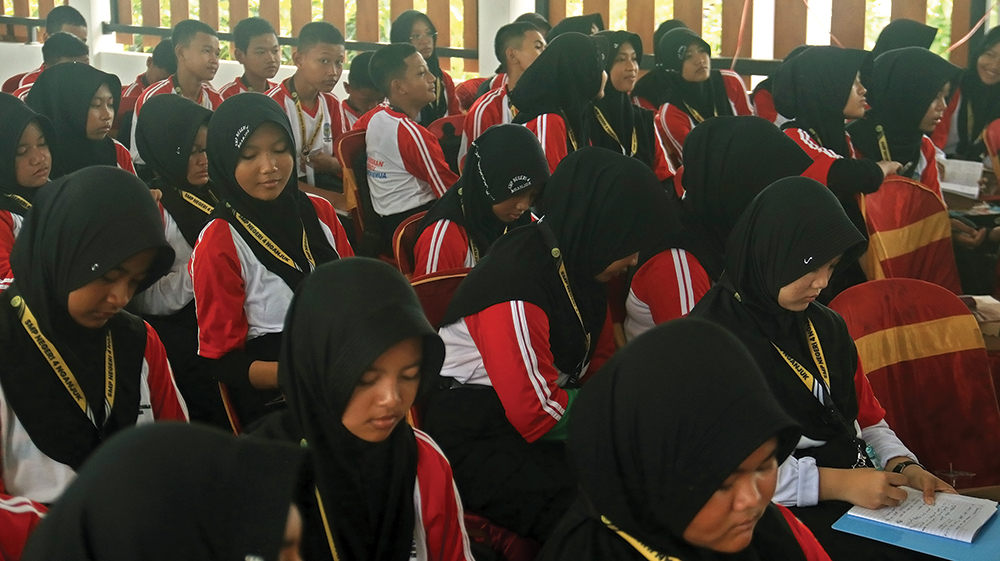 ANTUSIAS: Siswa SMP mengikuti bimtek literasi digital selama dua hari.