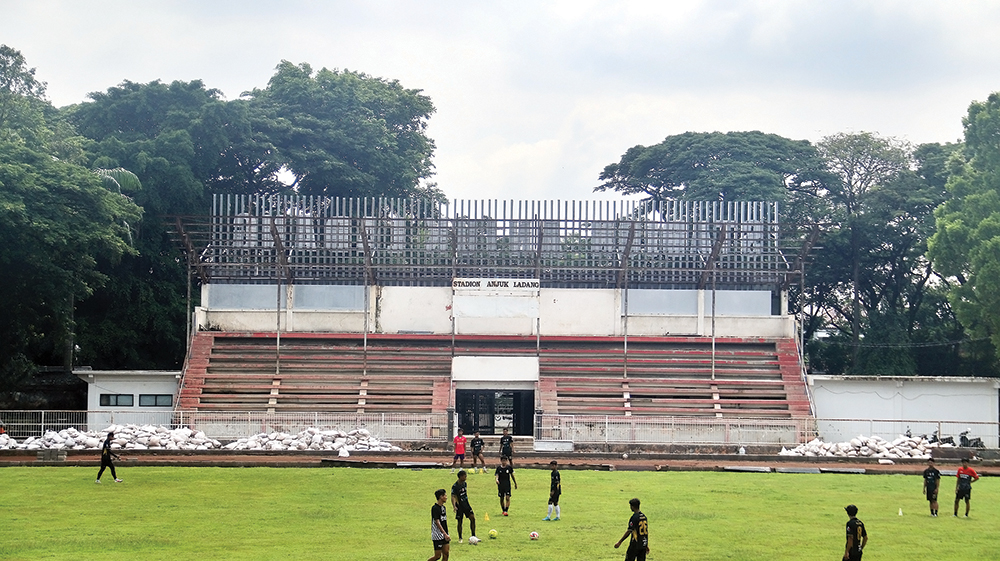 RENOVASI: Stadion Anjuk Ladang dibongkar dan lintasan atletik diperbaiki kemarin. Dinas PUPR Kabupaten Nganjuk anggarkan Rp 1,2 miliar untuk perbaikan kandang Persenga.