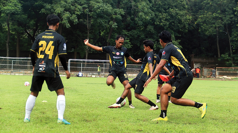 LATIHAN KERAS: Pemain Persenga Nganjuk yang disiapkan tampil di Liga 4 Jawa Timur berlatih pagi dan sore. Mereka digenjot fisik dan diasah taktik permainannya.