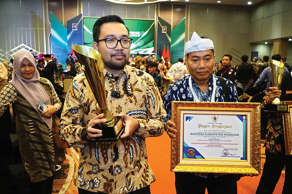 LUAR BIASA: Mas Handy menunjukkan piala dan piagam penghargaan INOTEK Award Jatim 2025.
