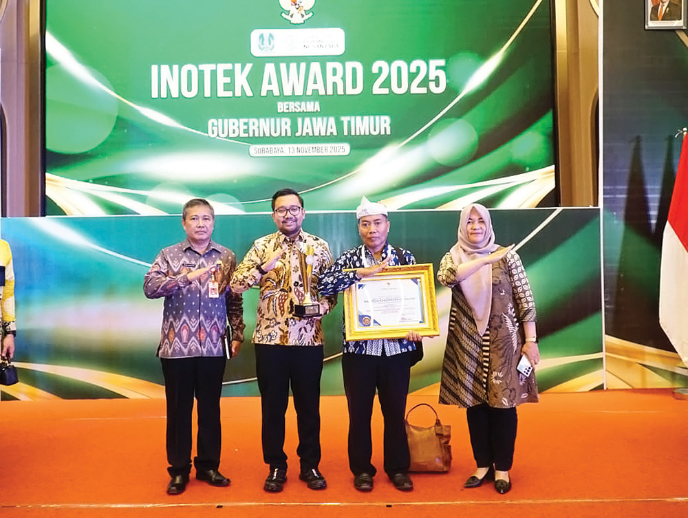 MEMBANGGAKAN: Wabup Trihandy Cahyo Saputro foto bersama setelah menerima penghargaan.