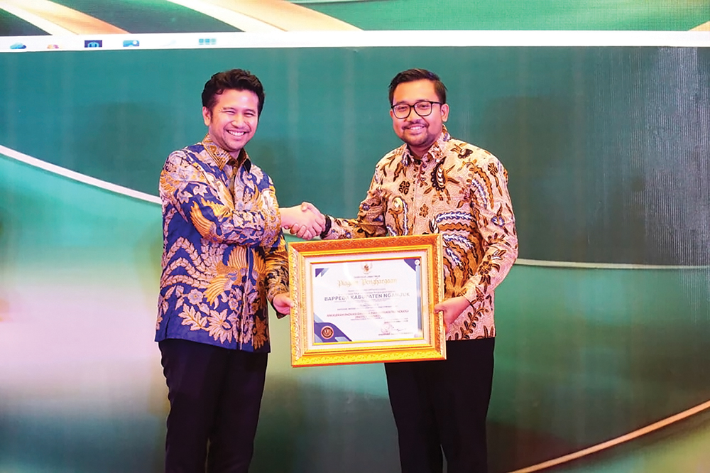 TERINOVATIF: Wabup Trihandy Cahyo Saputro (kanan) menerima penghargaan INOTEK Award 2025 dari Wakil Gubernur Jawa Timur Emil Elestianto Dardak. Inovasi