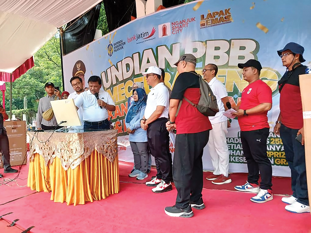 APRESIASI WAJIB PAJAK: Bupati Marhaen Djumadi didampingi Kepala Bapenda Nganjuk Slamet Basuki mengundi undian PBB tahun 2025.