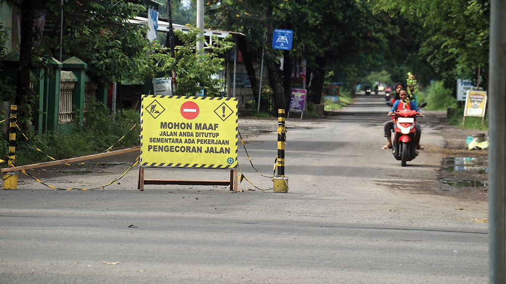 DALAM PERBAIKAN: Jalan di Desa Godean, Kecamatan Loceret ditutup hingga 25 Desember 2025. Jalan tersebut masih dalam pengecoran agar pengguna jalan nyaman saat melintas di sana.
