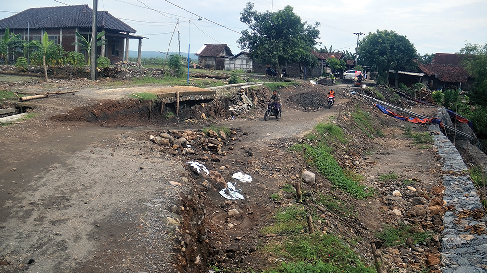 AMBLES LAGI: Jalan di Desa Kedungpadang, Rejoso amblek lagi meski baru diperbaiki.