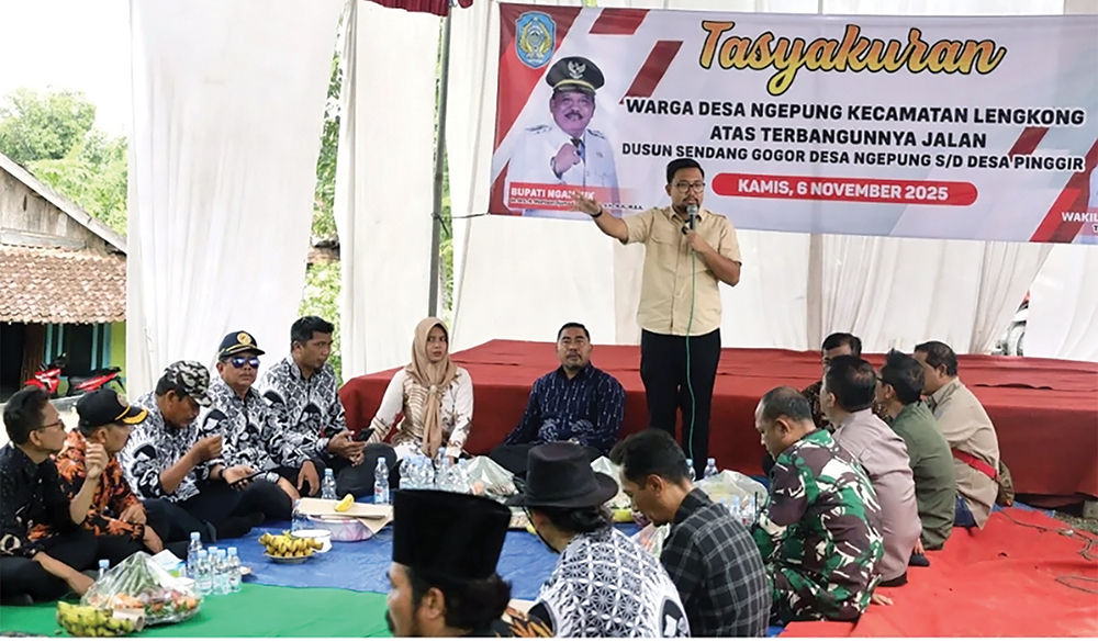 TASYAKURAN: Mas Handy ajak masyarakat rawat jalan yang sudah diperbaiki.