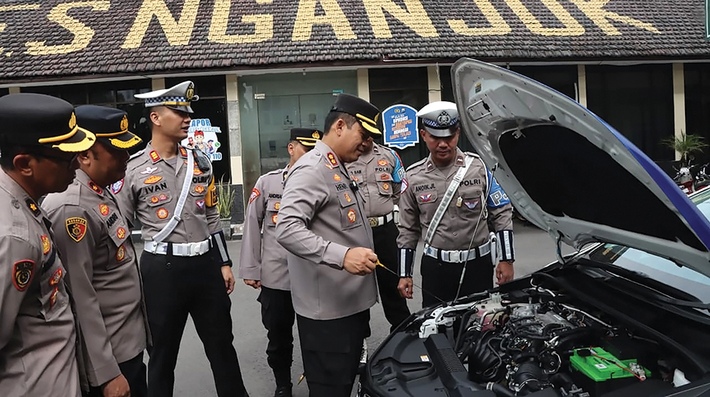 OPERASI ZEBRA SEMERU: Kapolres Nganjuk AKBP Henri Noveri Santoso mengecek mobil untuk razia kemarin.
