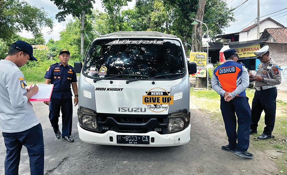 RAZIA ODOL: Petugas gabungan Satlantas dan Dishub Nganjuk merazia kendaraan angkutan orang dan barang.