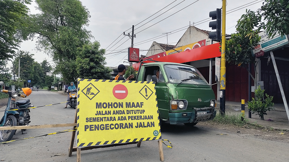 KECELE: Pengemudi dan pengendara sepeda motor harus memutar karena Jalan Godean ditutup total kemarin.