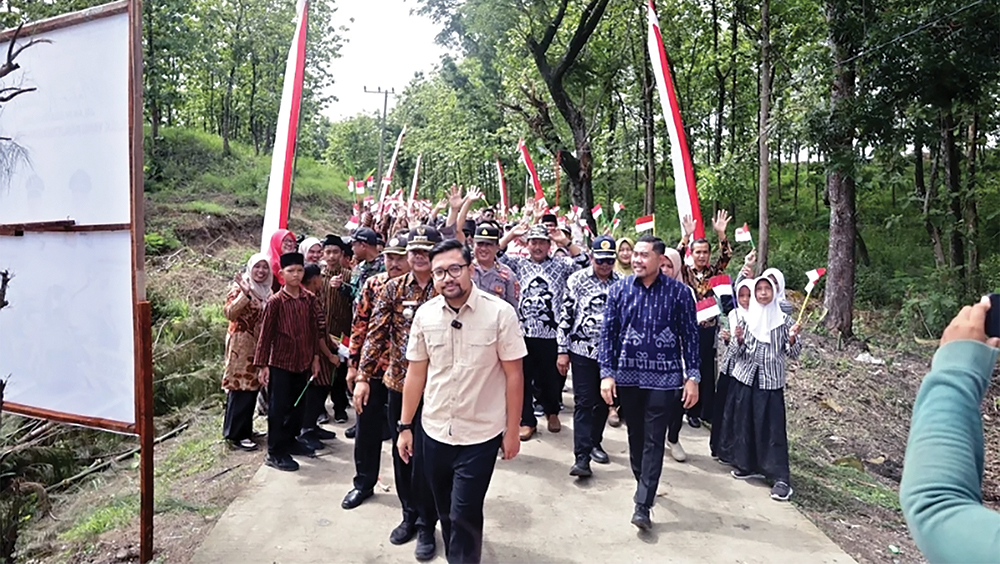 BERMANFAAT: Wakil Bupati Trihandy Cahyo Saputro saat meresmikan Jalan Sendang Gogor yang diperbaiki PUPR.