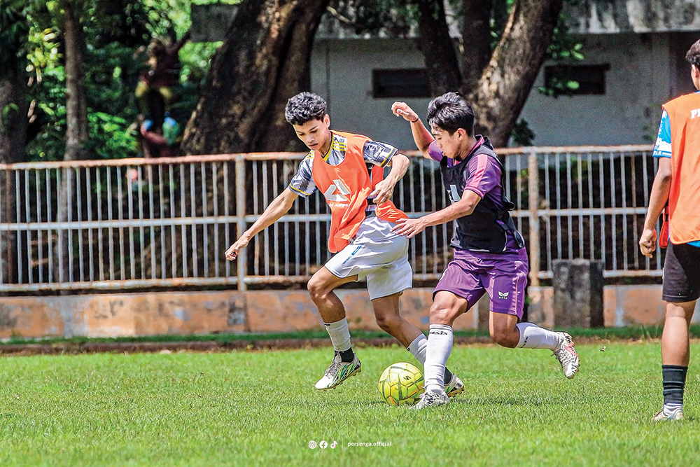 LATIHAN KERAS: Pemain Persenga diasah taktik dan teknik menjelang Liga 4 Jatim. Persenga pede hadapi Liga 4.