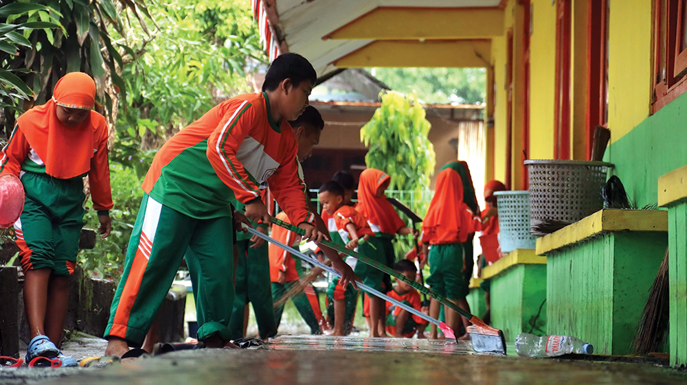 GANGGU KBM: Siswa dan guru SDN Balonggebang 1 di Kecamatan Gondang nguras kelas karena kebanjiran sejak Selasa malam (18/11) hingga kemarin pagi (19/11).