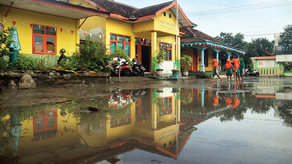 MENGGENANG: Banjir di SDN Balonggebang 1 karena saluran air tersumbat pabrik.
