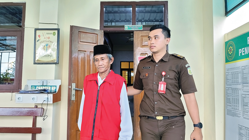 SIDANG KILAT: Atmorejo keluar ruang sidang. Dia bingung tak memiliki uang karena tak ada saudara yang membesuk.