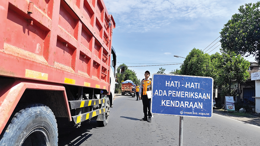 RAZIA GABUNGAN: Petugas Dishub Nganjuk dan Satlantas Polres Nganjuk merazia truk di Jalan Batembat, Kecamatan Pace kemarin.