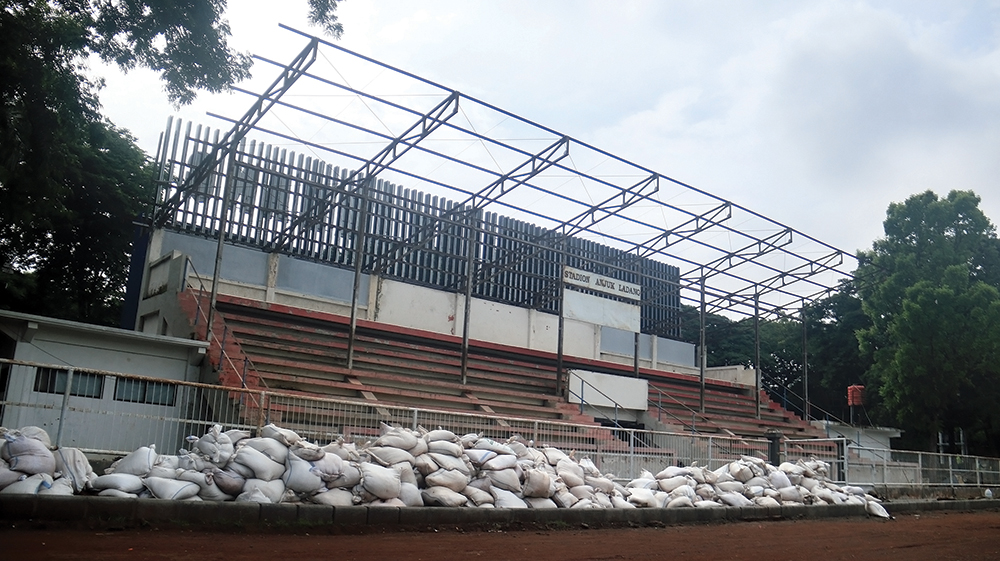 PERBAIKI STADION: Dinas PUPR Kabupaten Nganjuk melakukan renovasi tribun dan lintasan atletik Stadion Anjuk Ladang di akhir tahun.