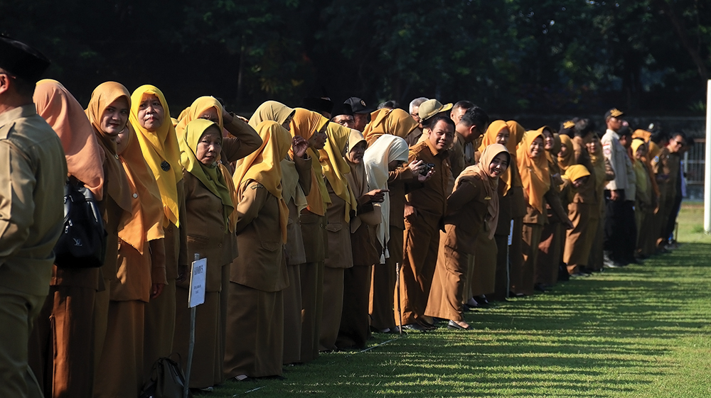 ASN KOTA ANGIN: PNS di lingkungan Pemkab Nganjuk saat apel. Gaji pegawai sedot 37 persen APBD.