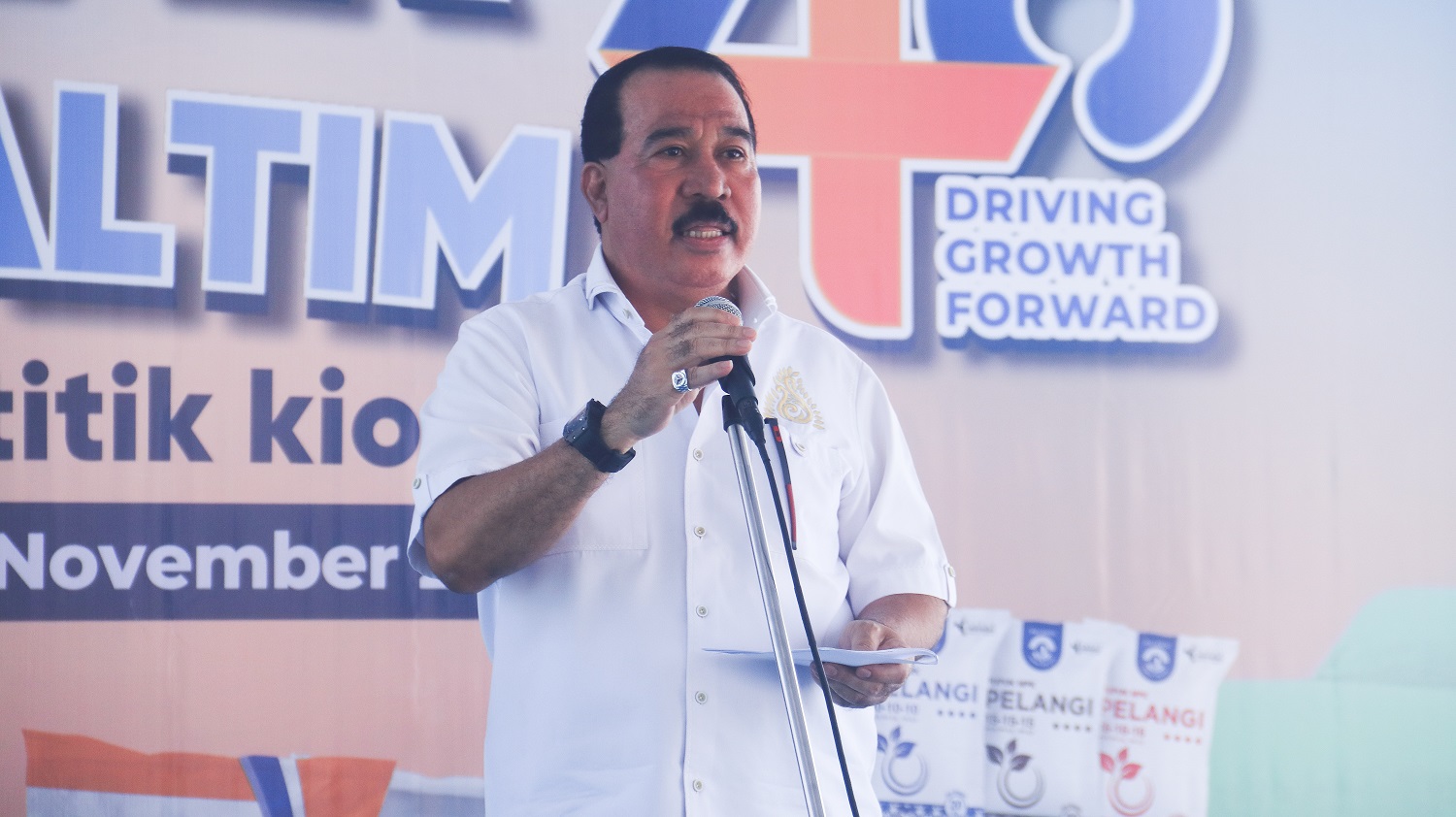Dewan Komisaris Pupuk Kaltim Azis Samua memberi sambutan pada acara One Day Promotion dalam rangka HUT ke-48 di Desa Demangan, Kecamatan Tanjunganom, Kabupaten Nganjuk, Jawa Timur