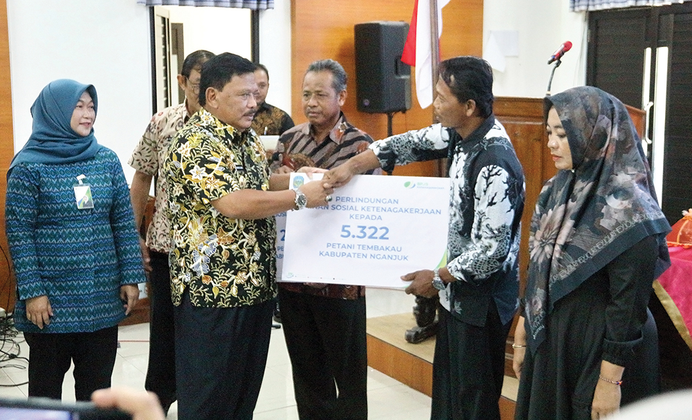 BERMANFAAT: Bupati Marhaen Djumadi menyerahkan bantuan jadi peserta BPJS Ketenagakerjaan secara simbolis untuk ribuan petani tembakau dan pekerja rentan Kota Angin.