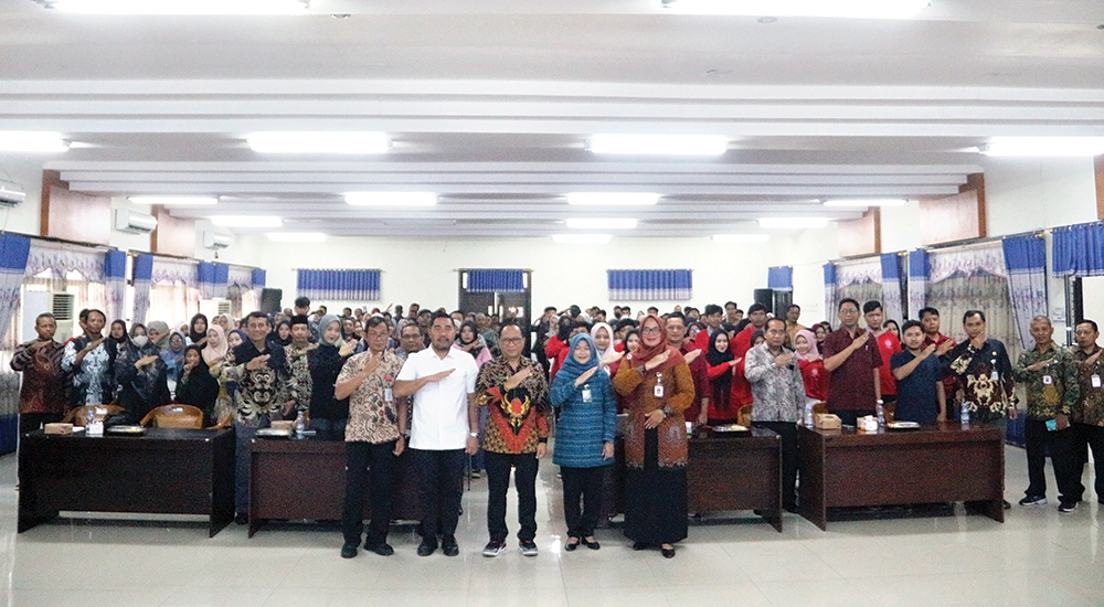 NGANJUK MELESAT: Sekda Nur Solekan dan Kepala Disnaker Itsna Shofiani foto bersama petani tembakau dan pekerja rentan kemarin.