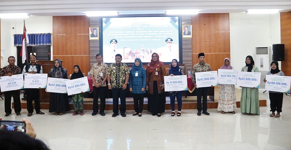 MANFAATKAN DBHCHT: Kang Marhaen foto bersama perwakilan petani tembakau dan pekerja rentan.