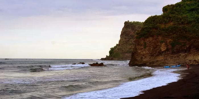Pantai Dampar di Lumajang, pemandangan tebing megah dan ombak yang tenang