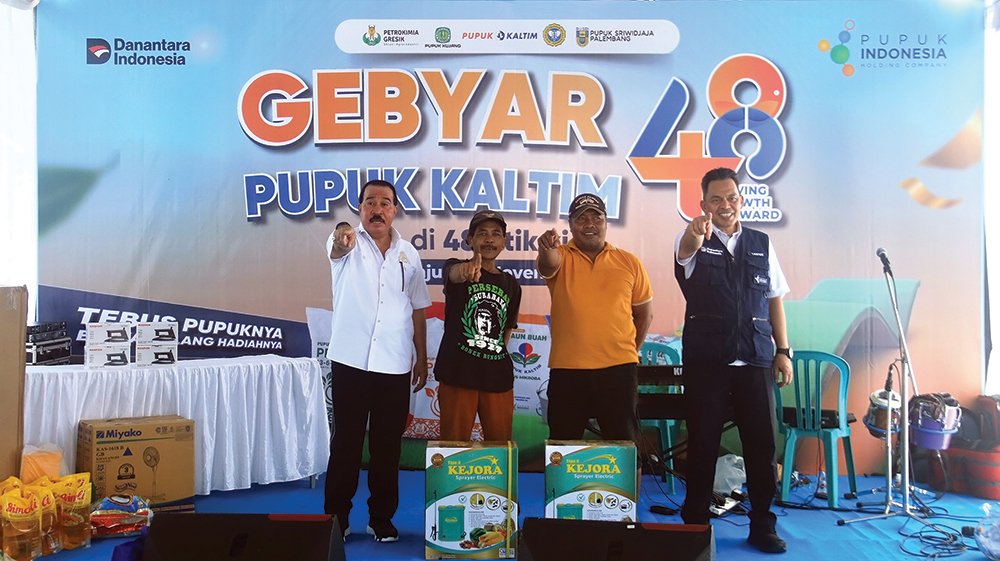 BANJIR HADIAH: Petani di Tanjunganom mendapat hadiah dari Pupuk Kaltim.
