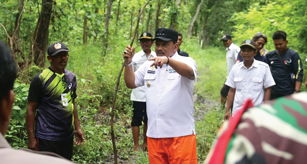 TURUN LANGSUNG: Bupati Marhaen Djumadi mengecek kondisi jalan berlumpur di Dusun Tegalabe, Desa Pule, Kecamatan Jatikalen.