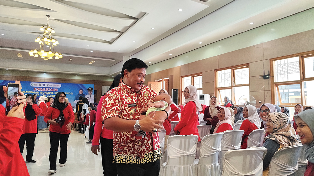 WUJUDKAN BALITA SEHAT: Bupati Marhaen menggendong bayi. Stunting masih menjadi persoalan dI Kabupaten Nganjuk.