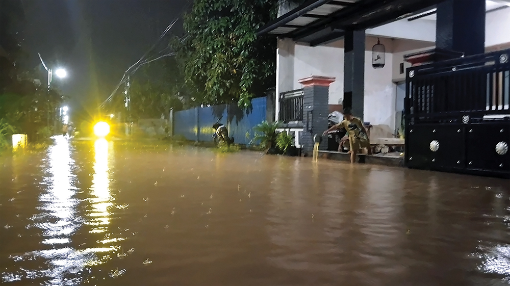LANGGANAN BANJIR: Air Sungai Kapas meluap menggenangi puluhan rumah warga pada Kamis malam (20/11).