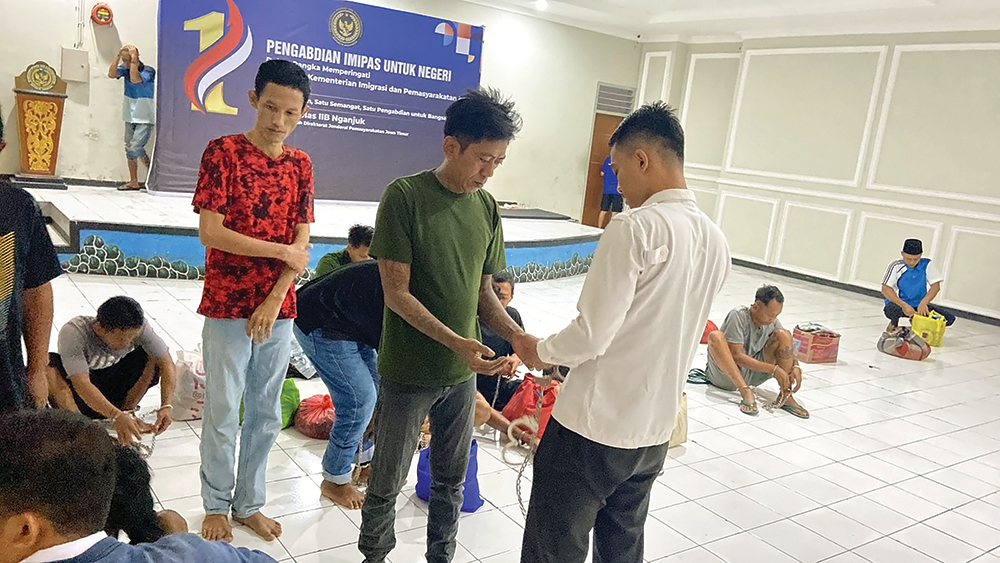 KETAT: Petugas Rutan kelas IIB Nganjuk memborgol warga binaan yang dipindah ke Pamekasan kemarin. Pemindahan warga binaan untuk mengurangi overload di Rutan Nganjuk