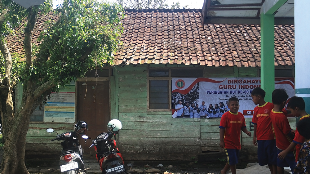 SEMANGAT: Siswa SDN 3 Perning bermain saat jam istirahat.