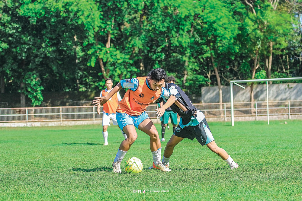 TUNGGU LAWAN:  Pemain Persenga berlatih di Stadion Anjuk Ladang. Pembagian grup Liga 4 Jatim belum dilakukan.