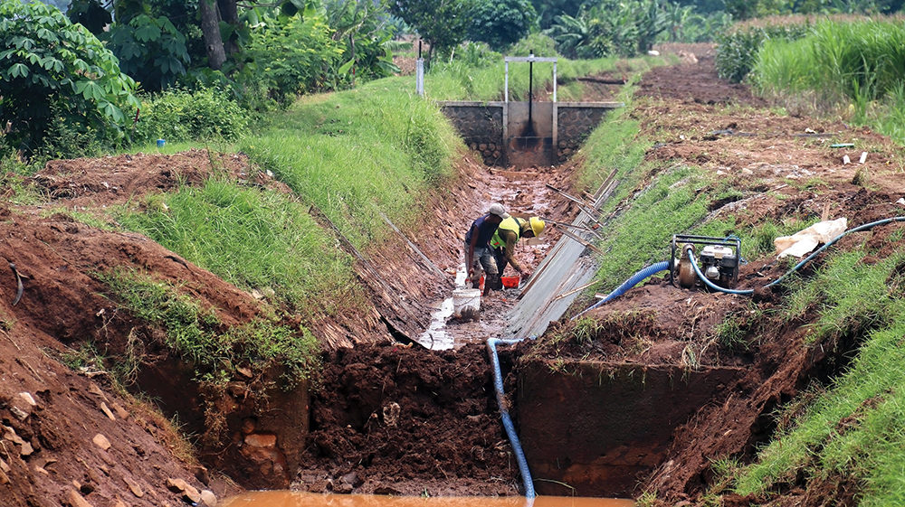 PROYEK ATASI BANJIR: Pekerja membangun Dam Kapas kemarin. Proyek senilai Rp 1,1 miliar dari anggaran pendapatan belanja daerah  (APBD ) Kabupaten Nganjuk tersebut untuk mengatasi banji