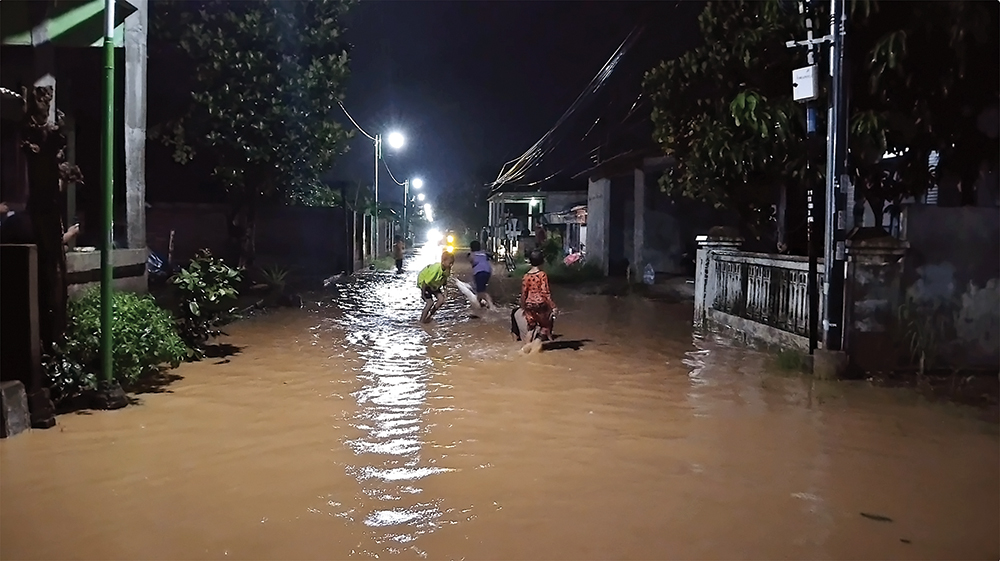 LANGGANAN BANJIR: Anak-anak di Kelurahan Kapas, Sukomoro bermain air saat banjir melanda (20/11).