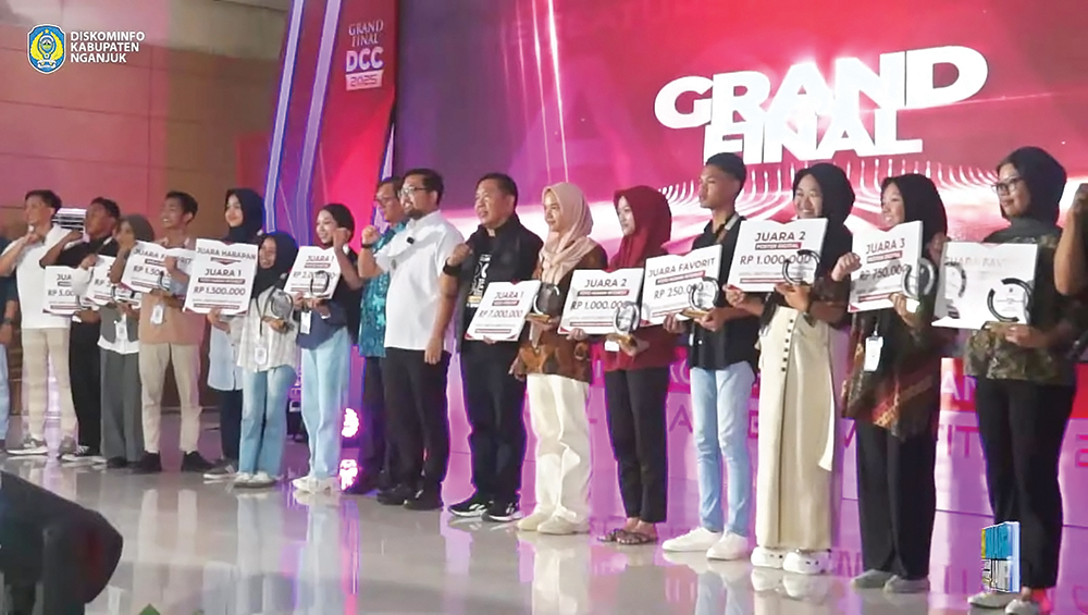 Wabup Trihandy foto bersama pemenang Digital Creative Competition Tahun 2025.