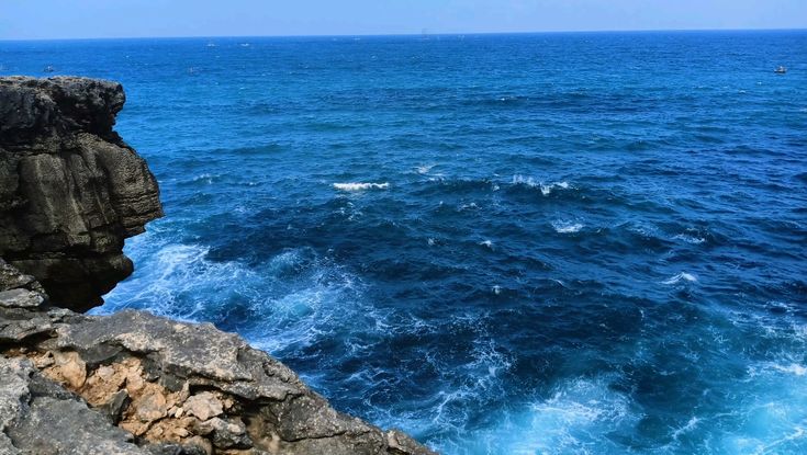 ombak biru memantulkan cahaya, memperlihatkan keindahan dan misteri warna alami laut.