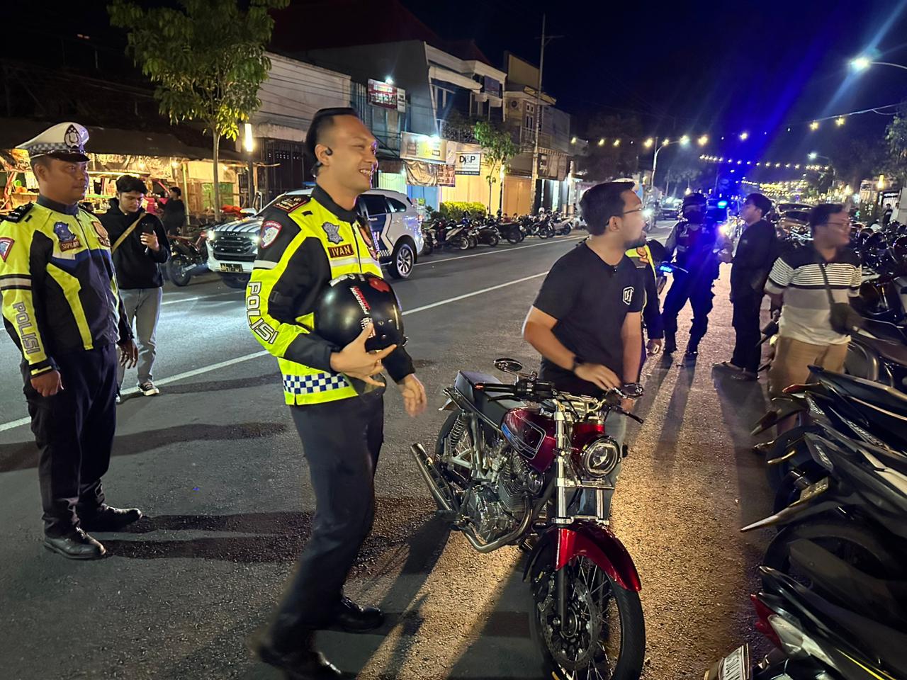 Kasatlantas Polres Nganjuk bersama Wakil Bupati Nganjuk saat melakukan razia di Jalan Ahmad Yani (22/11)